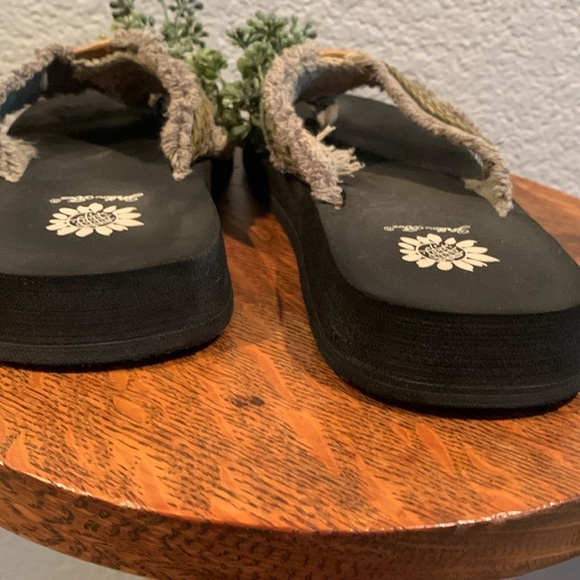 Yellow Box size 8 khaki green embellished flip flops. - Picture 3 of 3